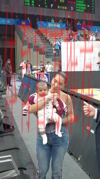 许利民赛后逗起杰曼小宝宝,同时与马帝昂家人进行互动 许利民赛后逗起杰曼小宝宝,同时与马帝昂家人进行互动